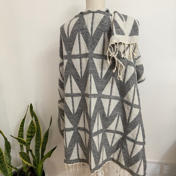 NWT World Market Geometric Fringe Cape Wrap Poncho Gray And White One Size - Picture 3 of 8